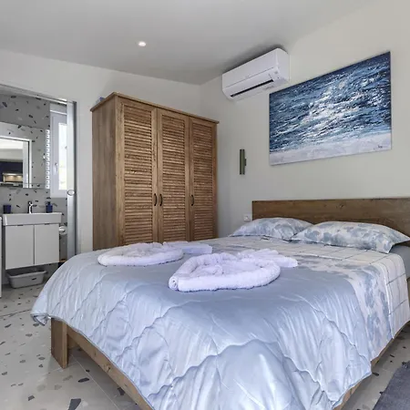 By Interhome Galižana